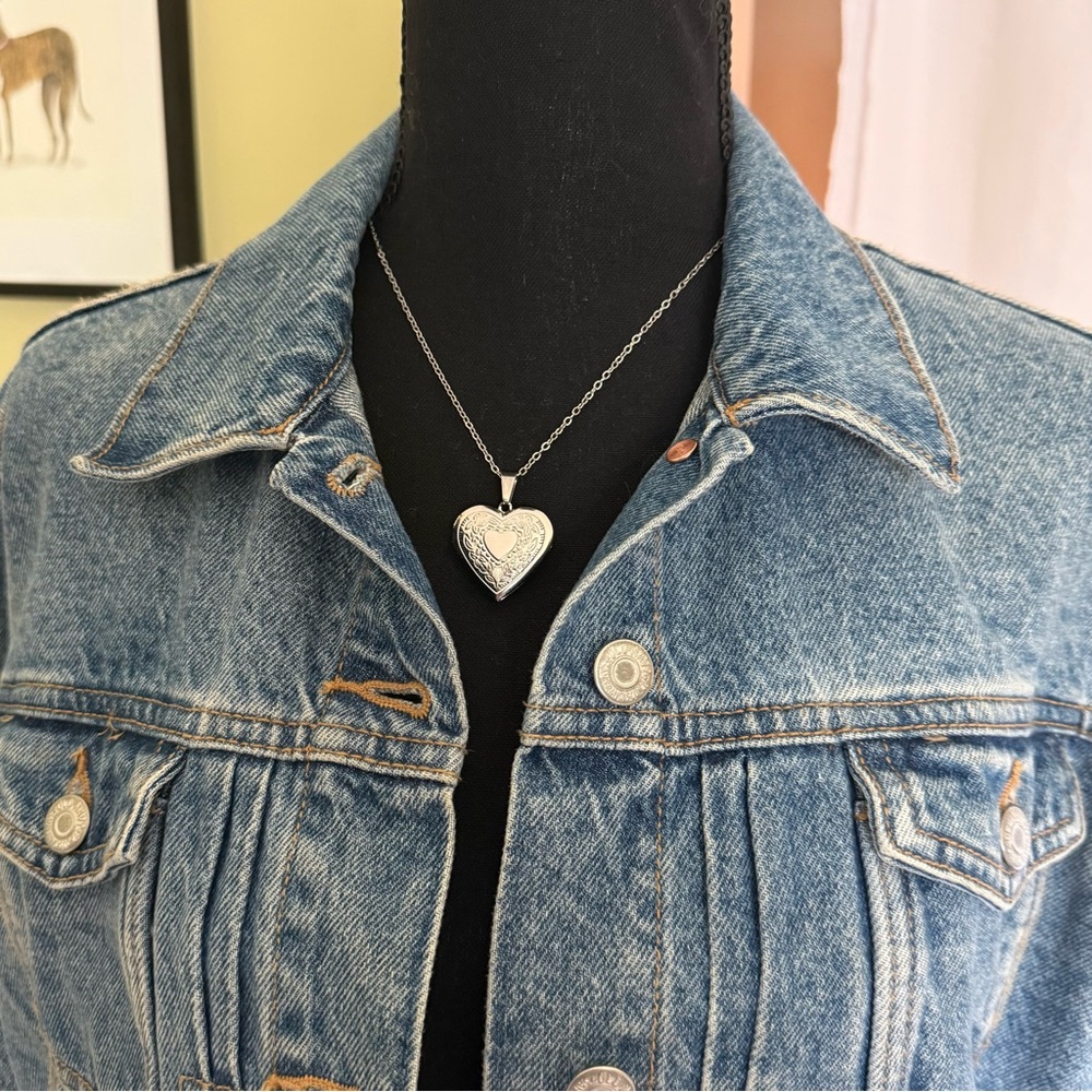 Old Navy Women’s Relaxed Fit Denim Jacket Size Medium - Picture 4 of 7